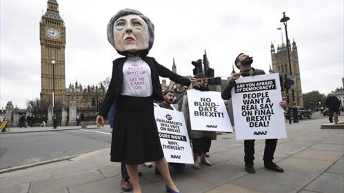 Una manifestante crítica con el 'brexit', disfrazada de Theresa May.