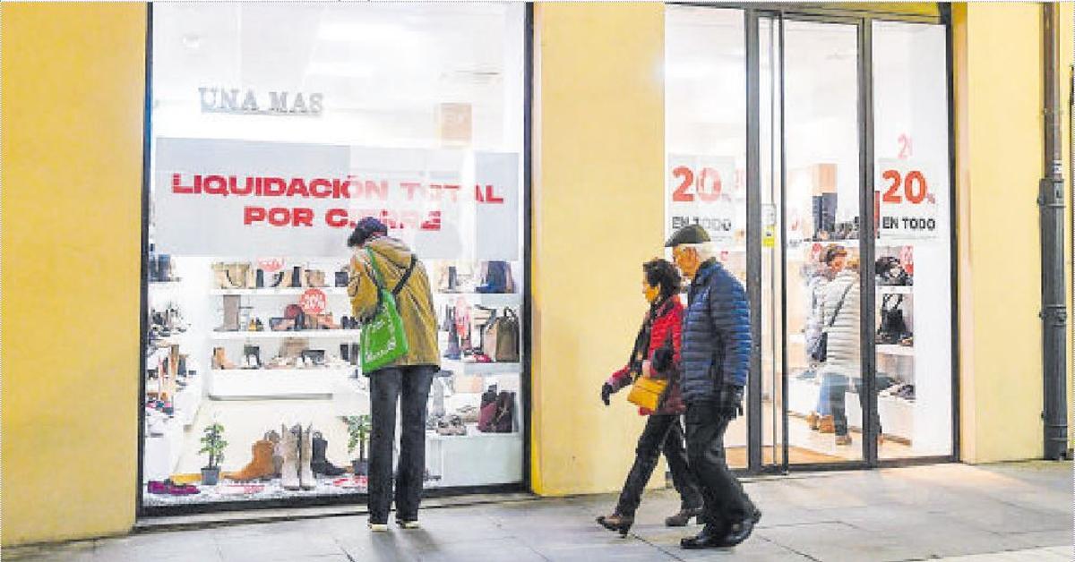 Una zapatería de la calle San Torcuato, en liquidación por cierre.