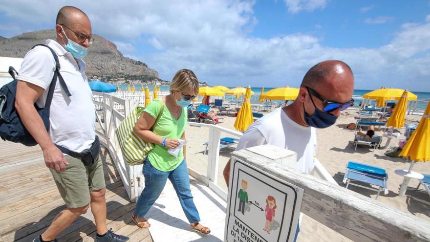 Los bañistas se disponen a tomar el sol y nadar en la playa de Mondello, Palermo.