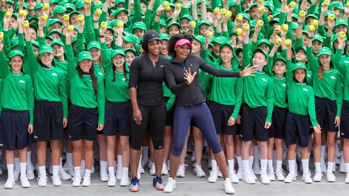 Serena y Venus Williams posaron con los recogepelotas antes de iniciarse el torneo ¿premonición?