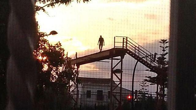 Un vecino pasa por la pasarela. | LEVANTE-EMV