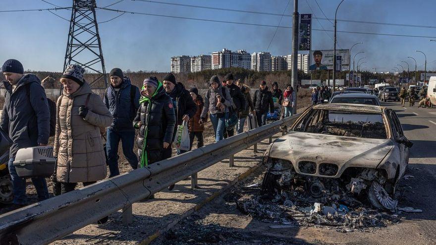 Varias personas salen de Irpin, en las inmediaciones de Kiev.