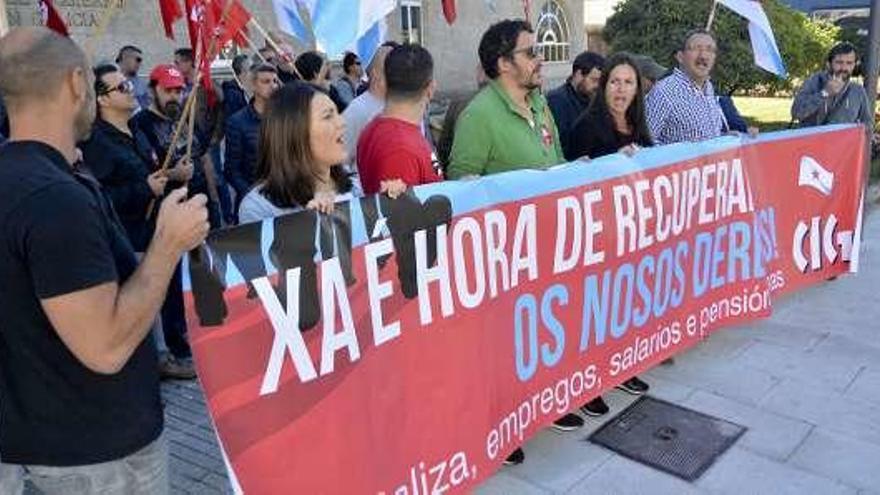 Manifestantes, ayer, ante la Delegación de Gobierno.