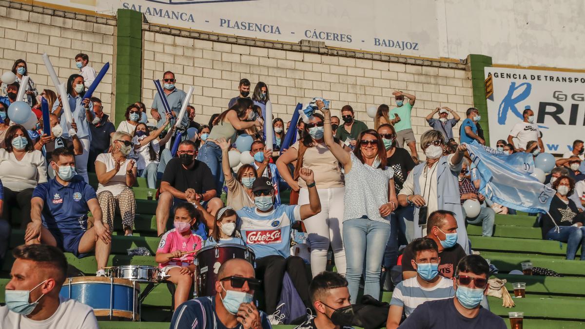 Aficionados del Coria, el pasado jueves en el estadio Príncipe Felipe de Cáceres.