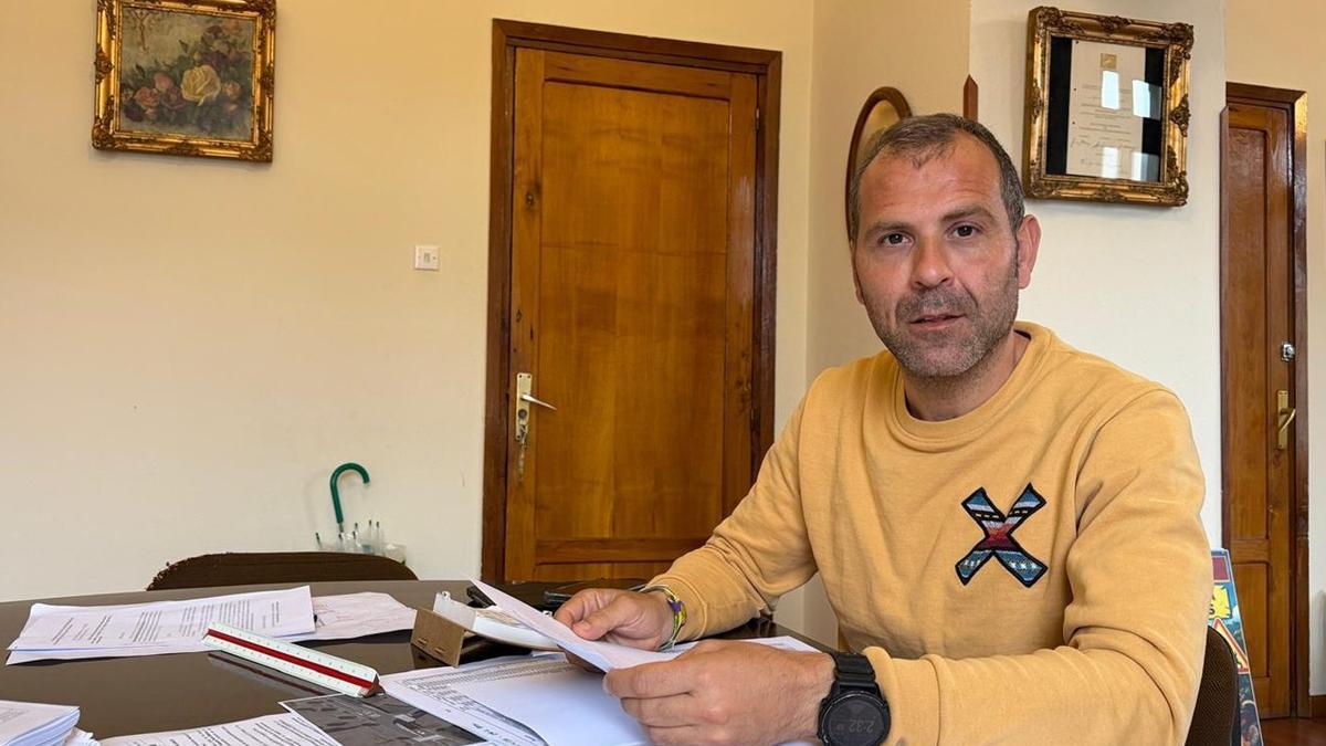 José Manuel González Castro, ayer, en su despacho del Ayuntamiento de Cangas de Onís.