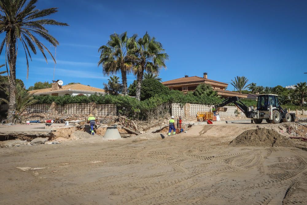 El río Nacimiento causó destrozos en Orihuela Costa en la gota fría en zonas donde se ha ocupado su cauce natural, como el paseo en la playa o los viales y zonas deportivas de varias urbanizaciones