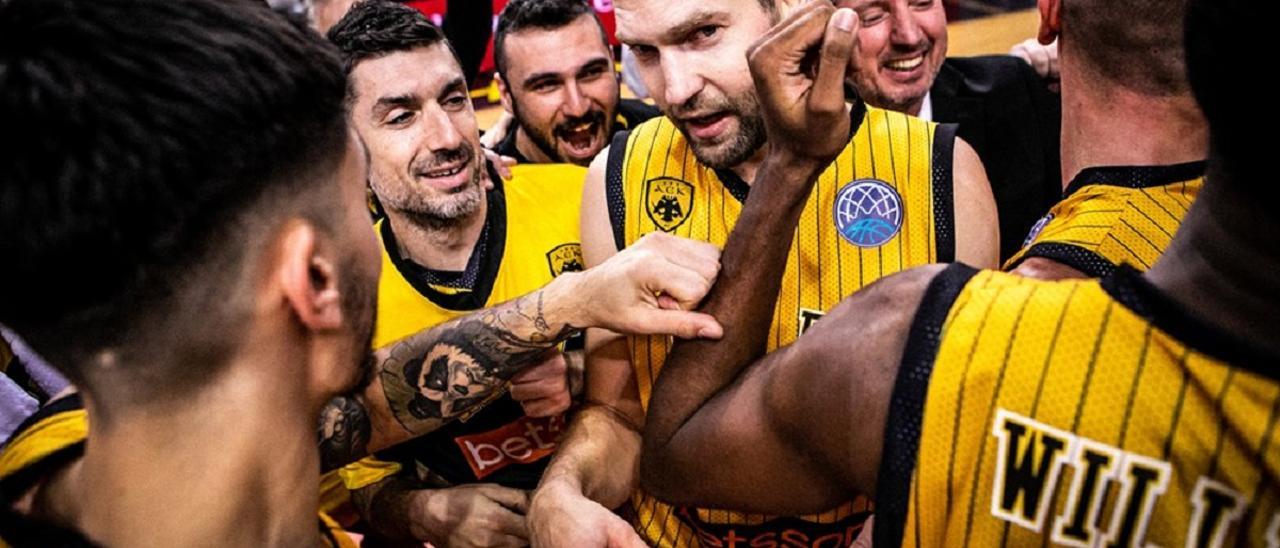 Los jugadores del AEK de Atenas celebran una victoria esta temporada en la Basketball Champions League.