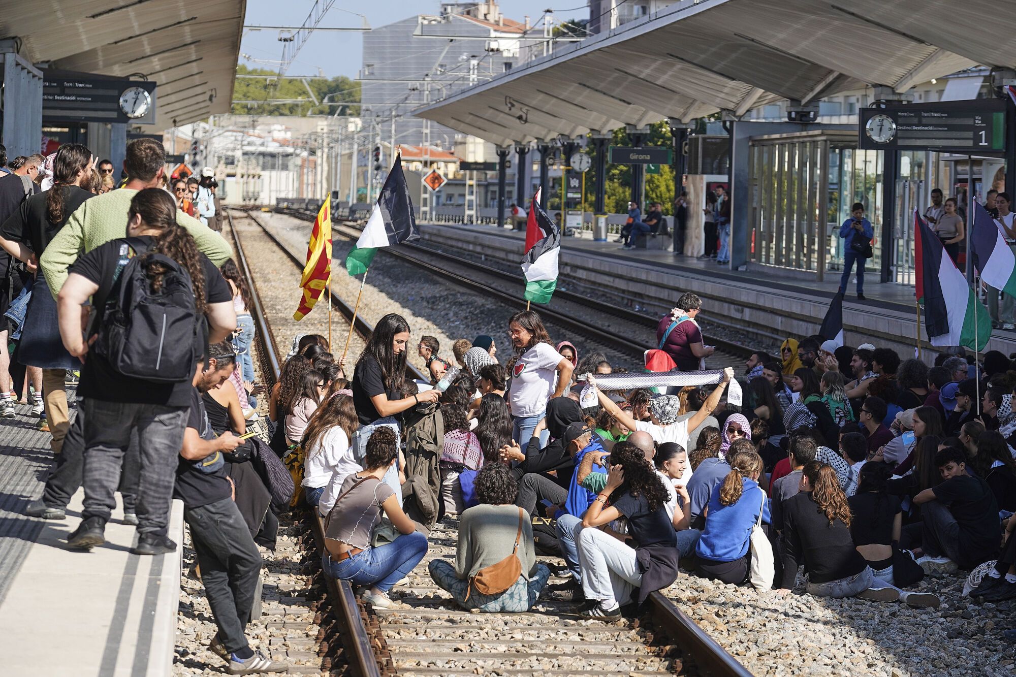 Girona estació tren convencional vies tallades manifestació propalestina intersindical
