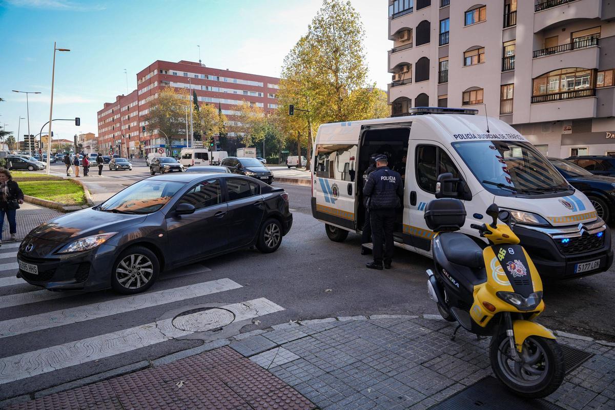 Accidente de tráfico entre un turismo y un ciclomotor, en una imagen de archivo.