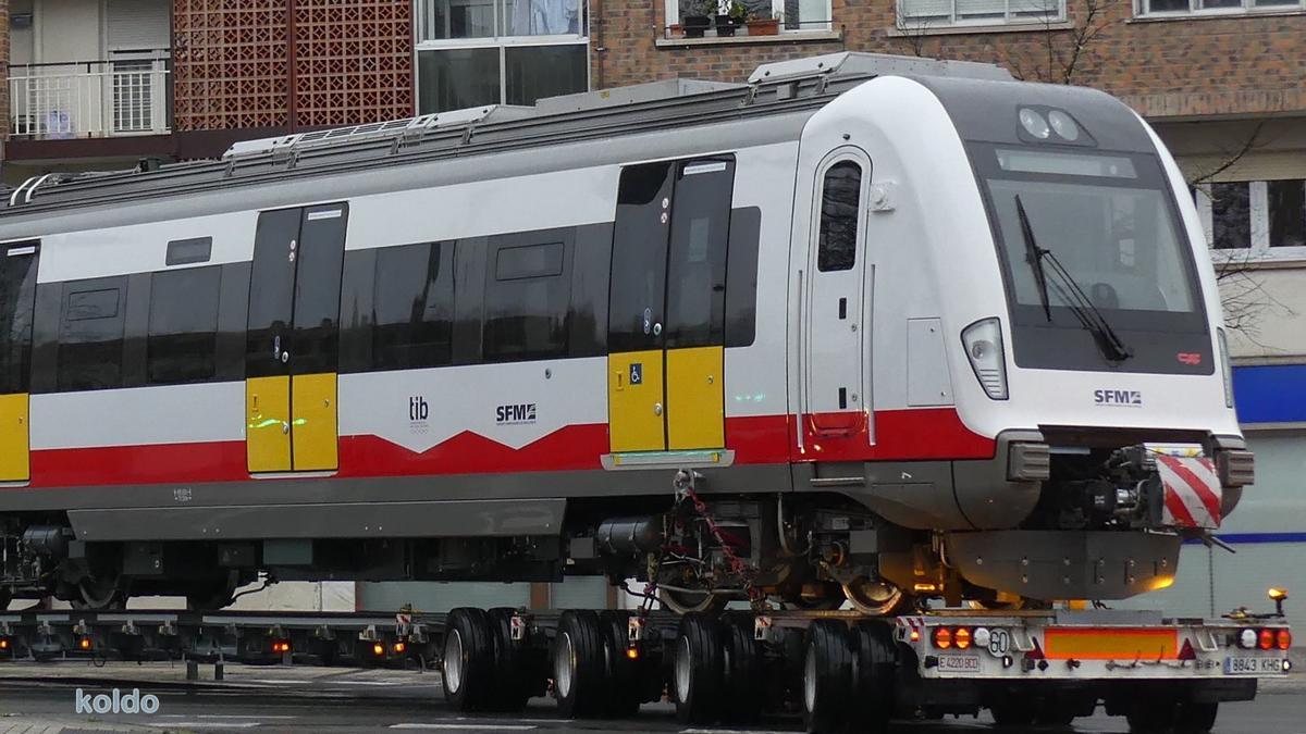 Imagen del exterior del nuevo tren a la salida de la planta de fabricación de Irún.