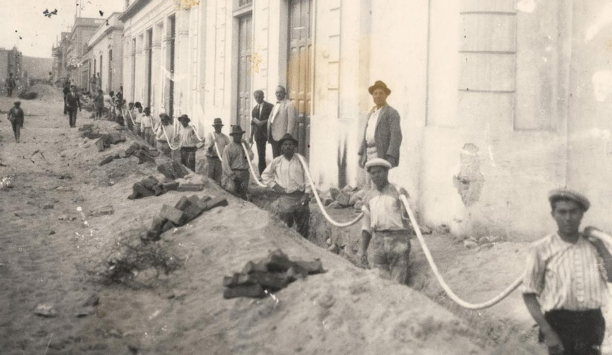 Obreros en una zanja en Las Palmas de Gran Canaria durante el  cableado de una calle de la zona del Puerto en 1926.