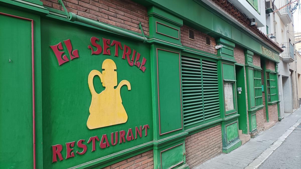 La característica façana de la pizzeria El Setrill d’Or del carrer Tortellà de Figueres.