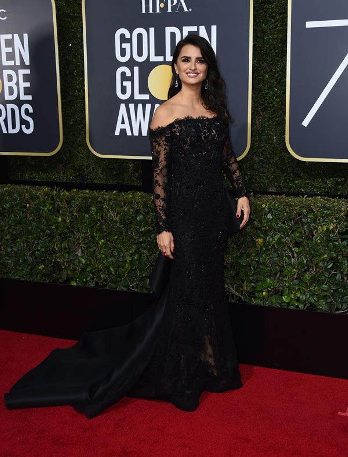 Globos de Oro 2018: Penélope Cruz con vestido negro de Ralph and Russo