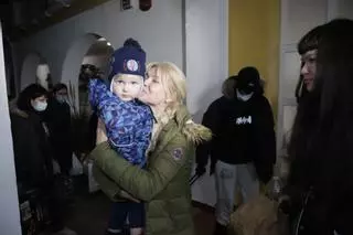 Los primeros refugiados llegan a Málaga: “He sacado a mi hija de la guerra. Estoy feliz”