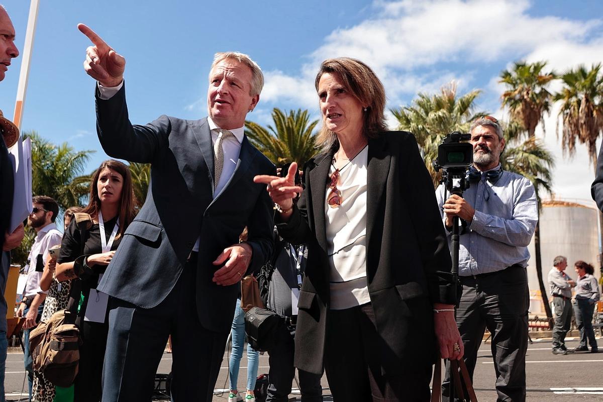 El consejero delegado de Cepsa y la ministra para la Transición Ecológica, ayer en la Refinería de Santa Cruz de Tenerife.