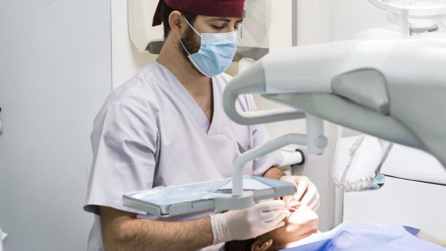 De los ejercitadores de mandíbula al enjuague de aceite: los dentistas alertan de los "vendehúmos" que promocionan peligrosas modas virales