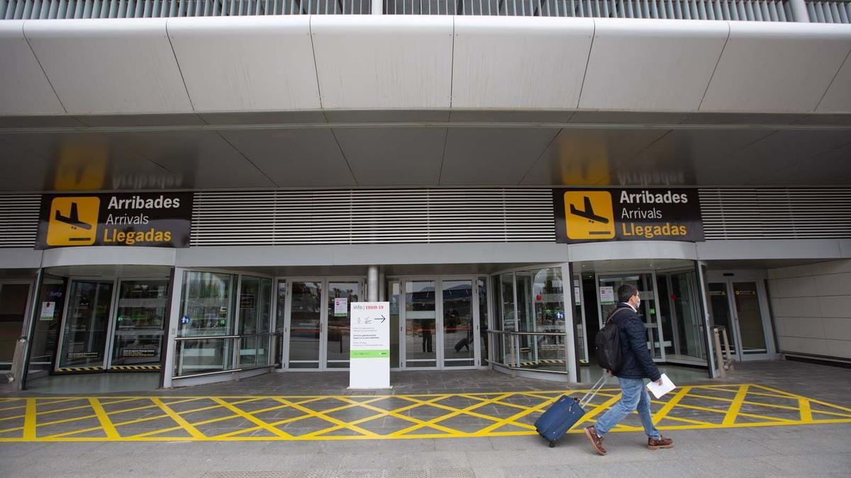 Imagen de la entrada del aeropuerto de Ibiza