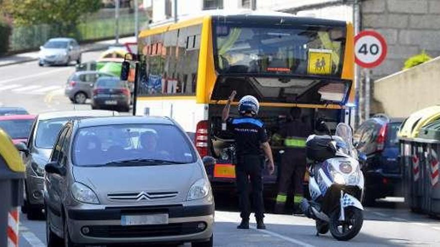 El autobús escolar averiado en A Barca. // G.S.