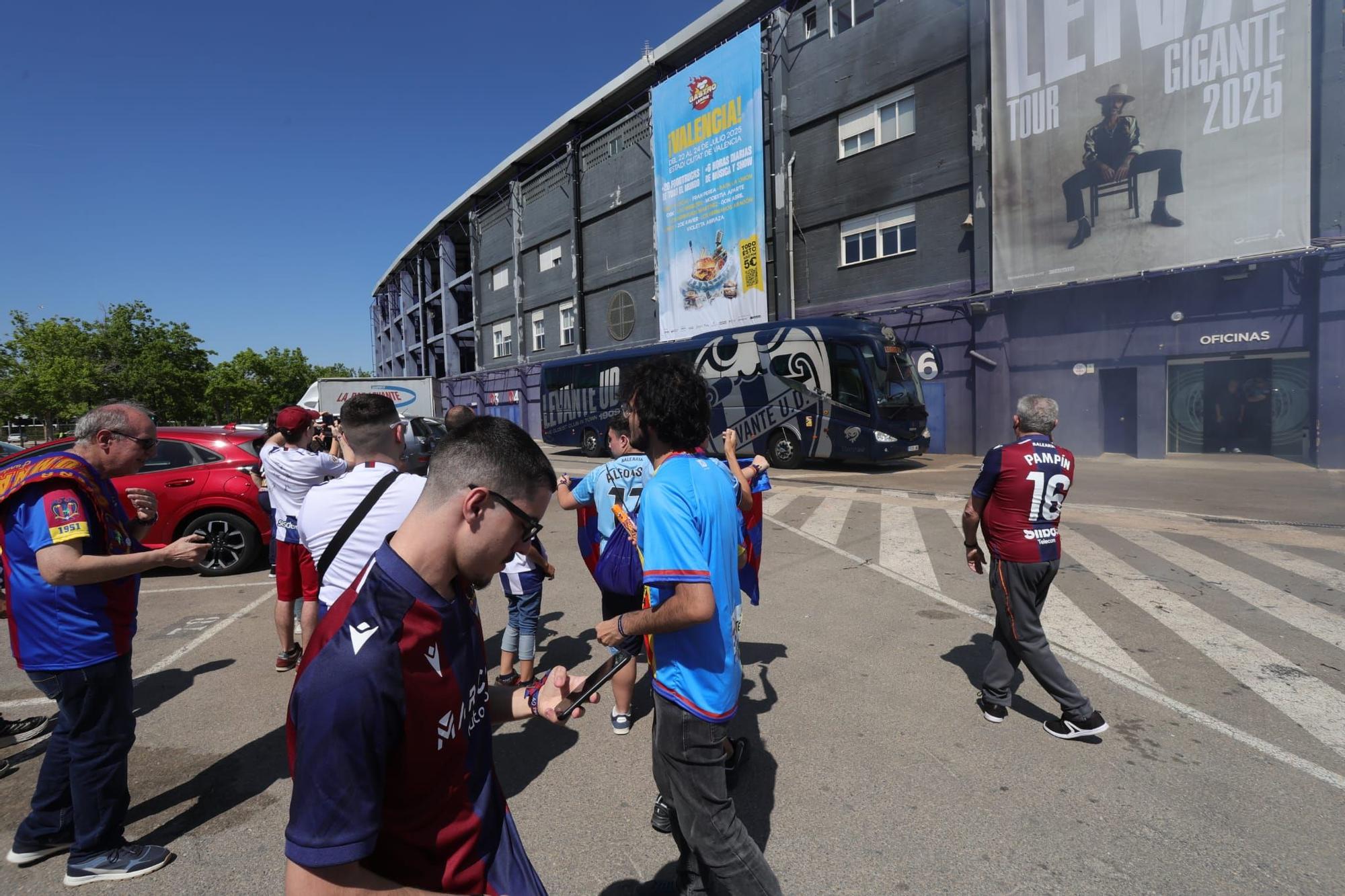 Algunos aficionados desean suerte al Levante UD antes de viajar a Buegos
