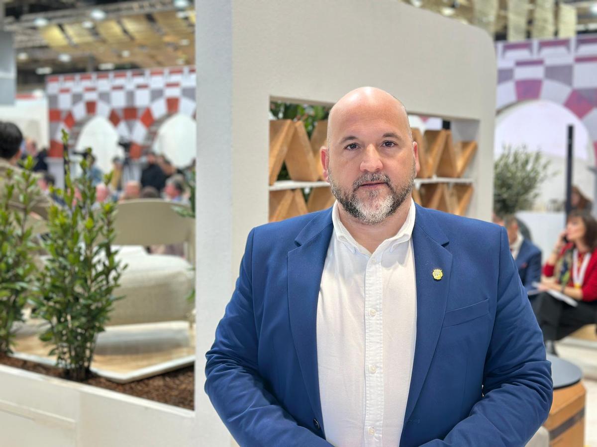 Roberto Baños, alcalde de Talayuela. en Fitur.