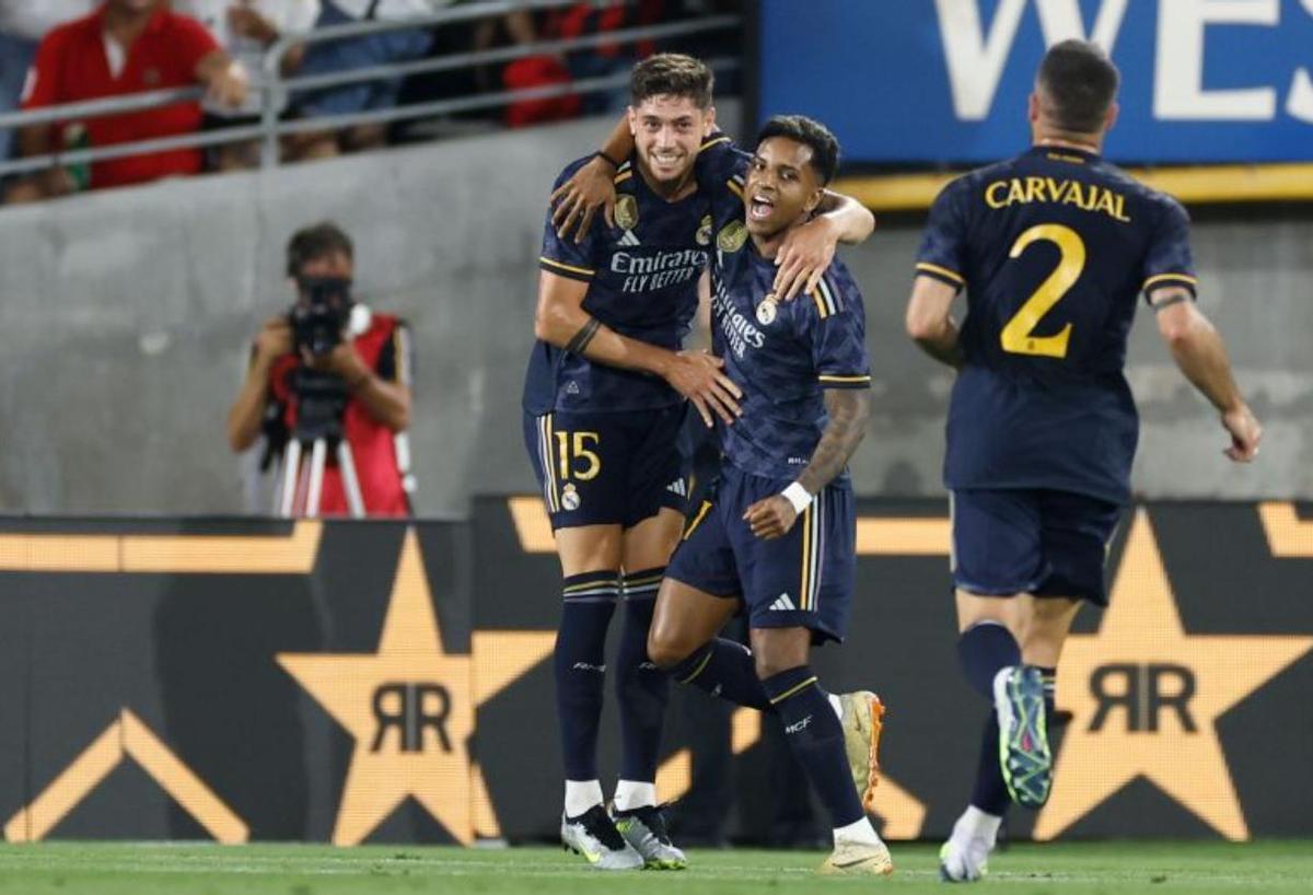 Valverde celebra uno de sus goles ante el Milan .