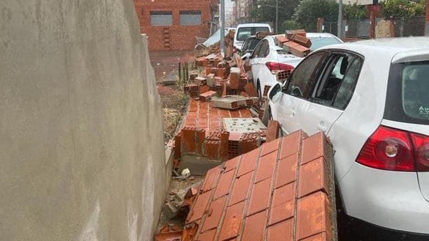 Vídeo: El derrumbe de un muro aplasta una fila de coches en Nules