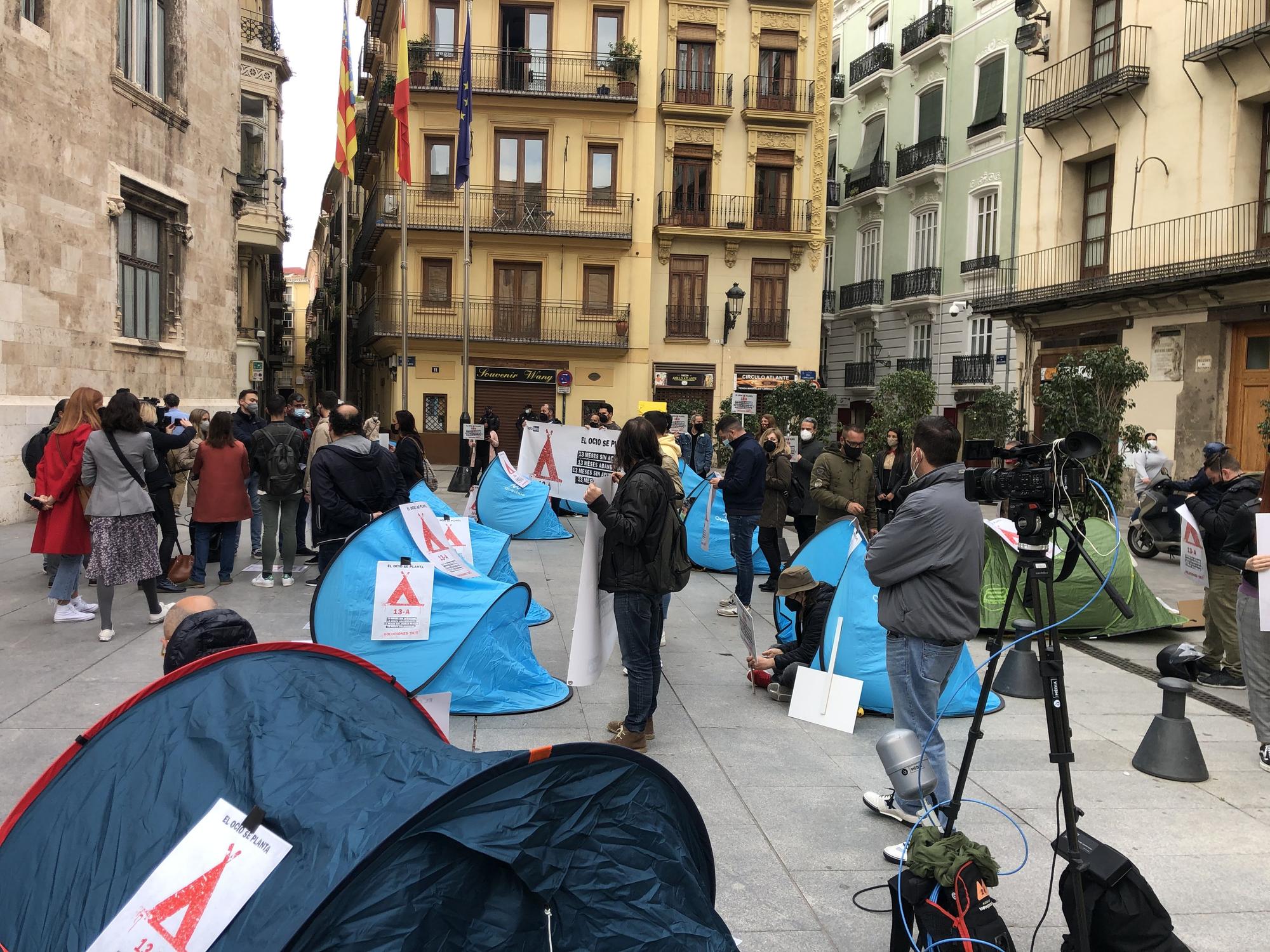 El ocio nocturno de Castellón acampa ante la Generalitat para exigir un plan de choque