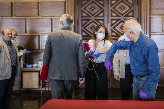 04.05-2020. Guantes, mascarilla y saludo con los codos en los actos p�blicos.jpg