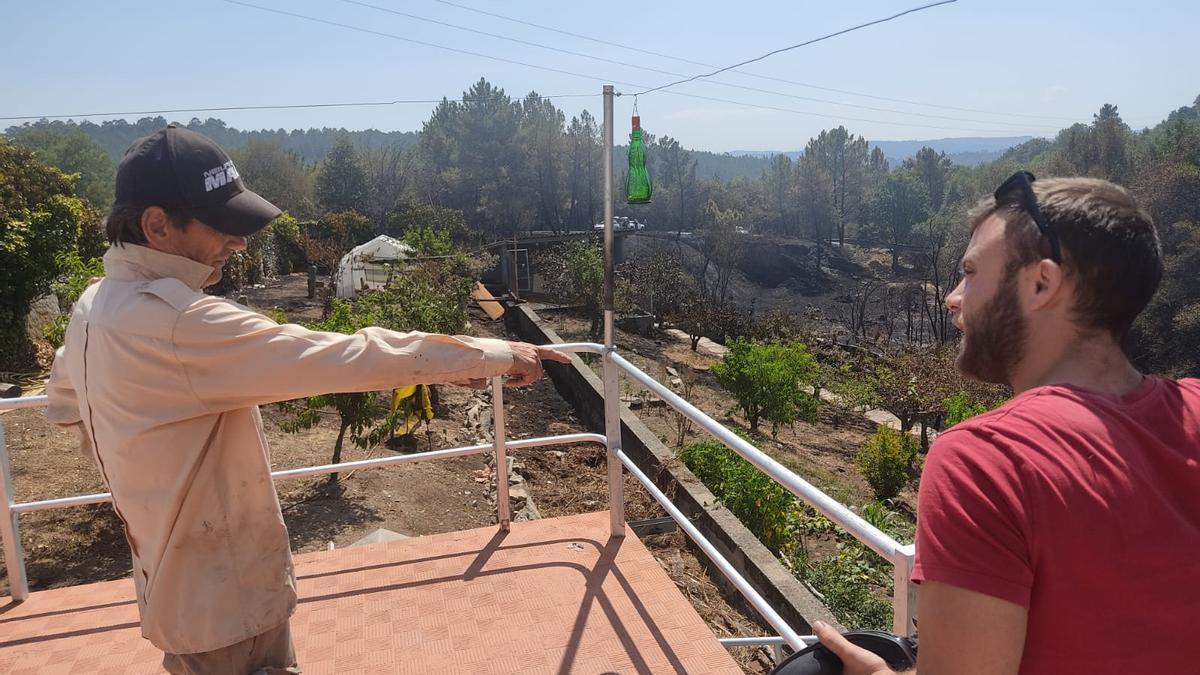 Adrián (d.) ayudó a los bomberos a salvar la casa de Omar en Fondo de Vila, Boborás.