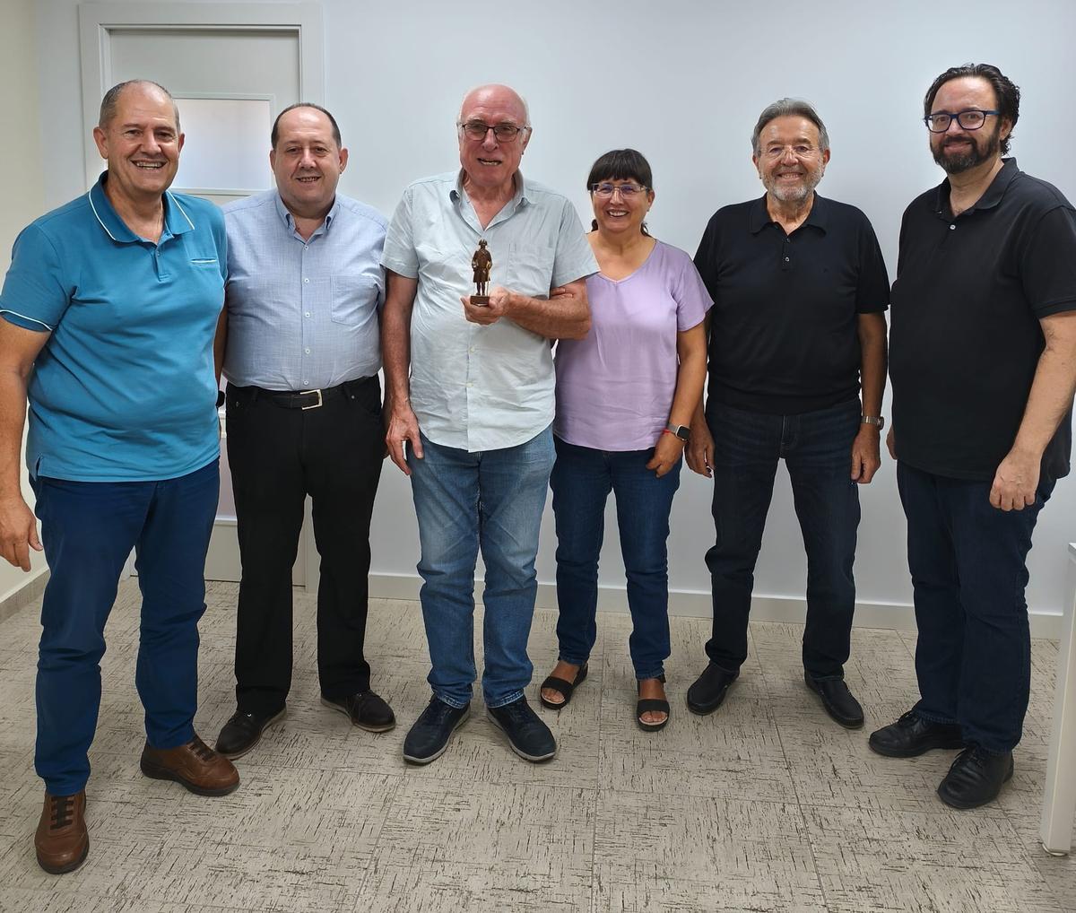 Miembros de la Asamblea Amistosa Literaria de Elche con una miniatura sobre Jorge Juan