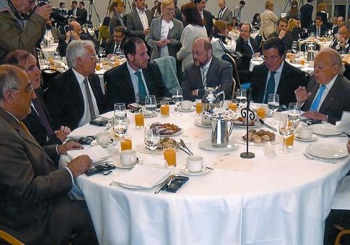 D’esquerra a dreta, Joaquim Nadal, portaveu del PSC; Conrado Carnal, director general del Grup Zeta; Ferran Mascarell, conseller de Cultura; Enric Hernàndez, director d’EL PERIÓDICO; Martin Schulz, president del Parlament Europeu; Joan Llopart, president executiu del Grup Zeta, i l’expresident català Jordi Pujol. D’esquerra a dreta, Joaquim Nadal, portaveu del PSC; Conrado Carnal, director general del Grup Zeta; Ferran Mascarell, conseller de Cultura; Enric Hernàndez, director d’EL PERIÓDICO; Martin Schulz, president del Parlament Europeu; Joan Llopart, president executiu del Grup Zeta, i l’expresident català Jordi Pujol.