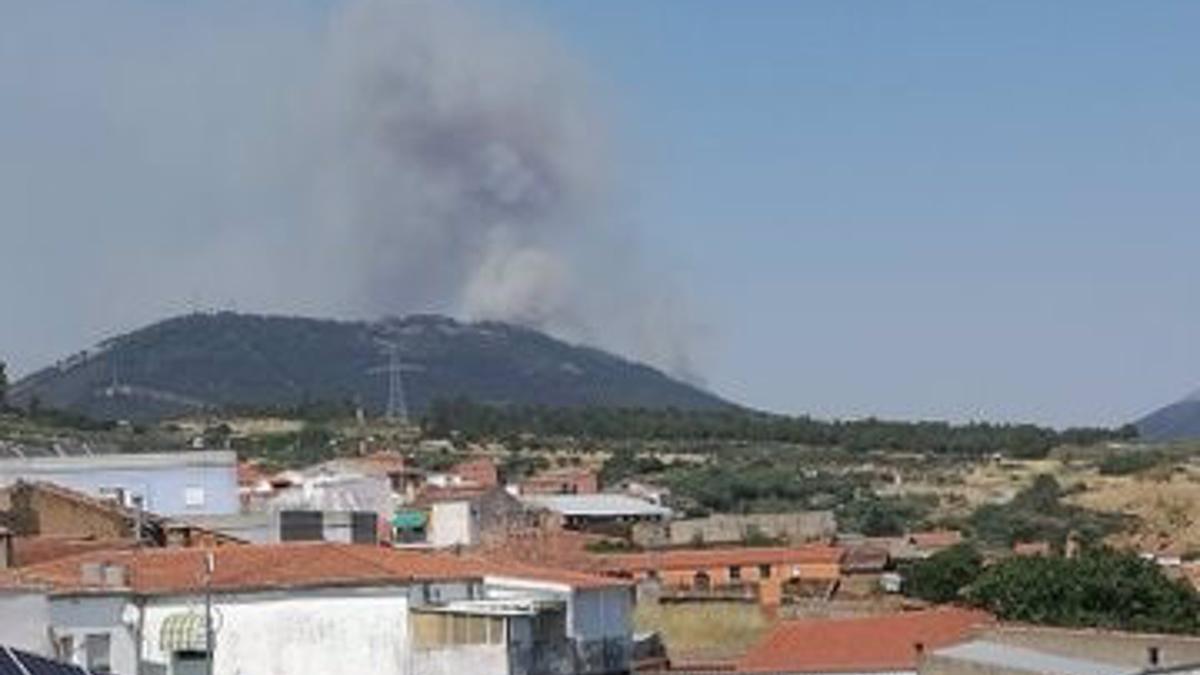 Columna de humo del incendio declarado en Casas de Millán.