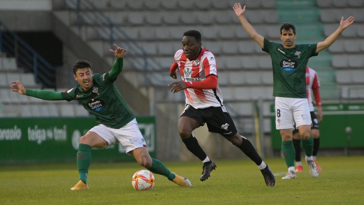 Dongou se marcha de dos defensores del Racing de Ferrol.