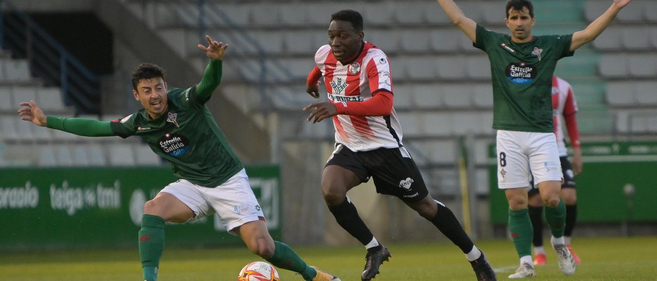 Dongou se marcha de dos defensores del Racing de Ferrol.