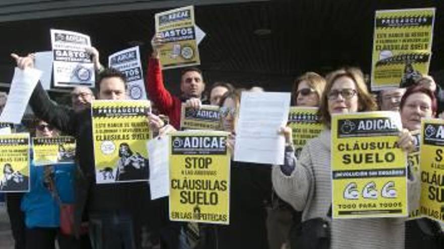 Protesta de vecinos afectados por las cláusulas suelo.