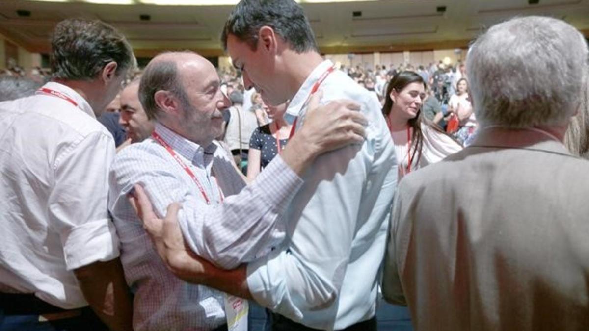 Pedro Sanchez conversa con Alfredo Perez Rubalcaba