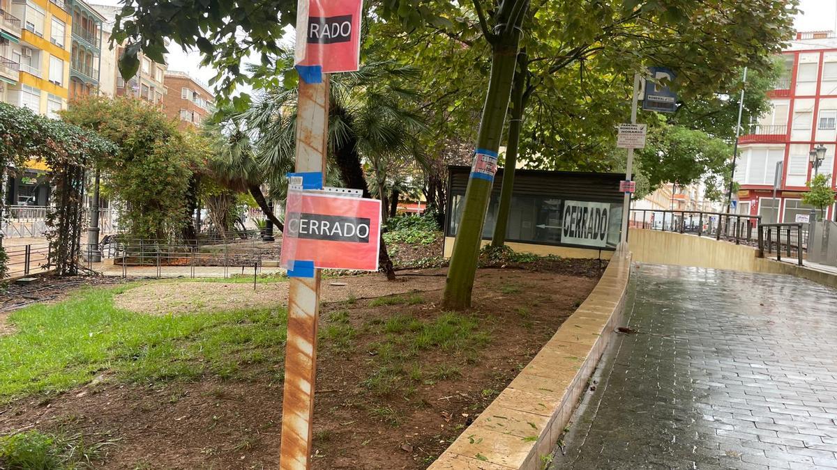 Carteles indicando que el parking está cerrado.