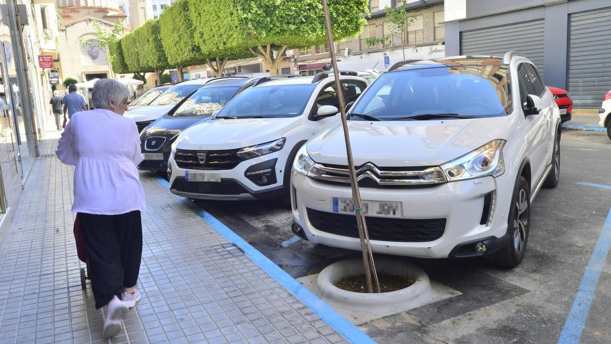 El diseño de algunos alcorques en Marques de Asrpillas hace que los vehículos rocen los árboles con tal de entrar en la plaza de aparcamiento.