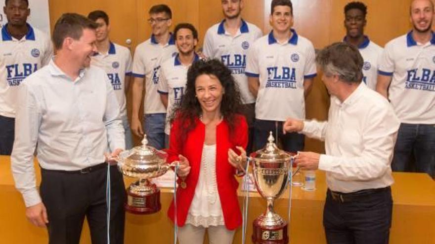 El Lucentum entregó los trofeos conseguidos esta temporada a Concepción Giner, directora médica de HLA.