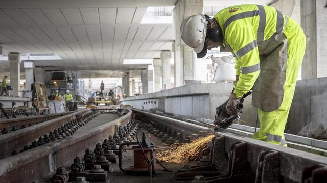 Un obrer de la construcció treballa en una línia ferroviària d’alta velocitat.