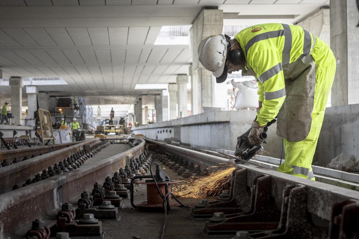 Un obrero de la construcción trabaja en una línea ferroviaria de alta velocidad.