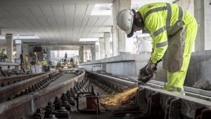 Un obrero de la construcción trabaja en una línea ferroviaria de alta velocidad.