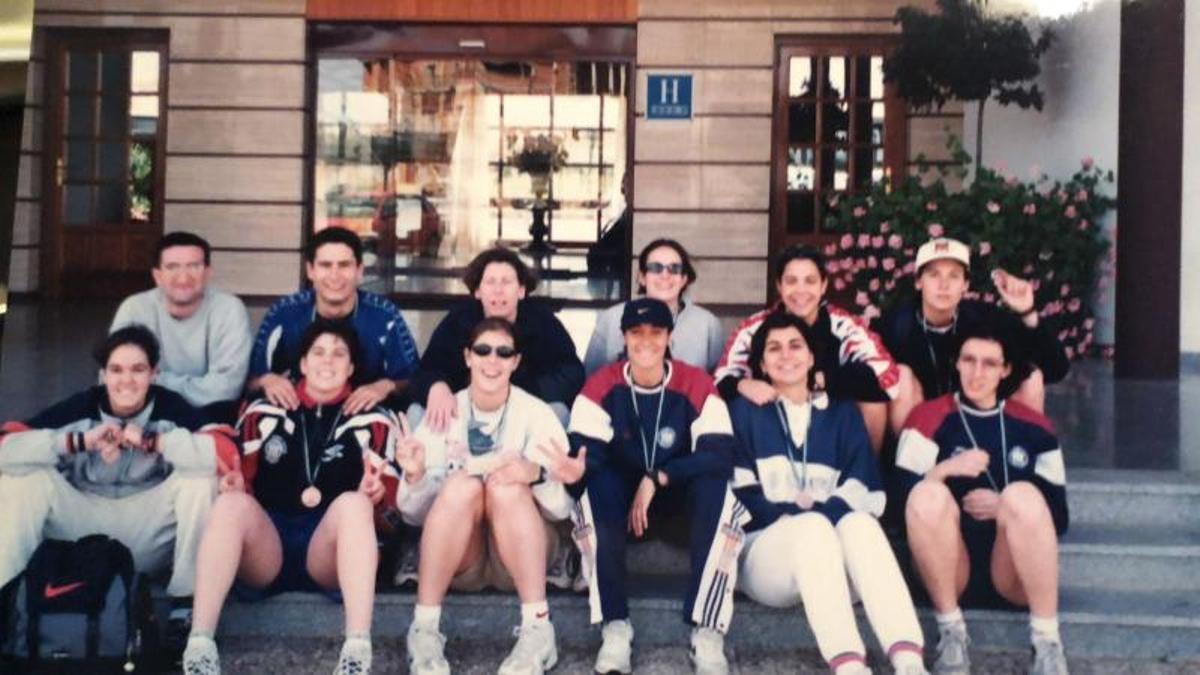 A los 18 años (tercera por la izquierda de la fila delantera) A los 18 años (tercera por la izquierda de la fila delantera)