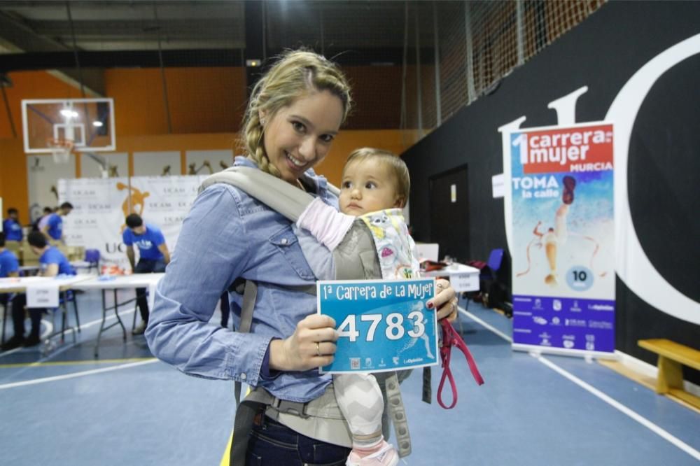 Entrega de dorsales de la Carrera de la Mujer