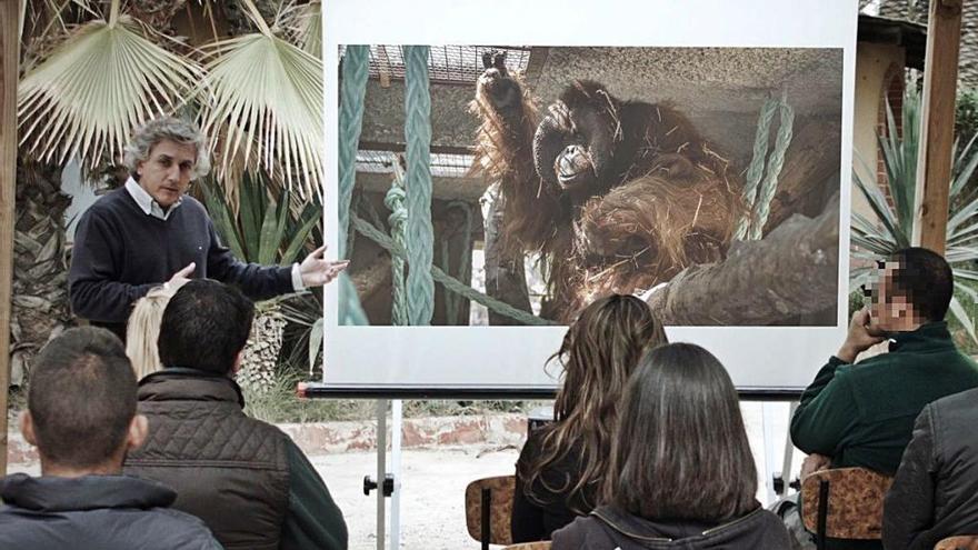 Imagen de archivo de una charla de Raúl Mérida en un centro de recuperación de la naturaleza.