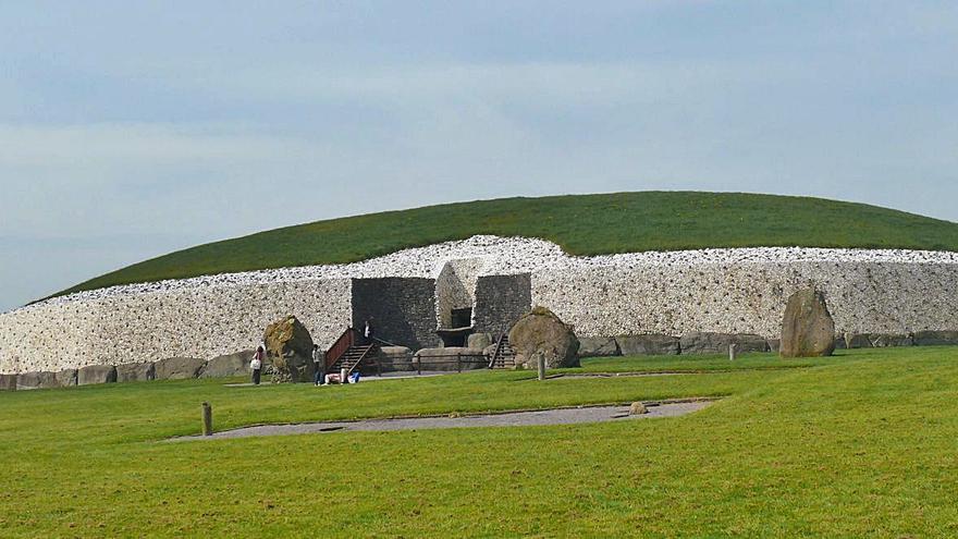 O centro de interpretación de Newgrange dista case 2 kilómetros do monumento prehistórico.