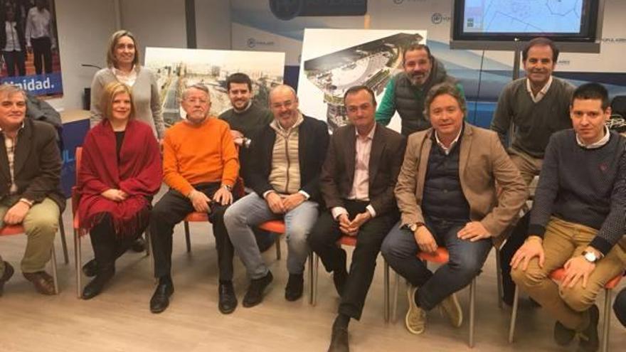 Un momento de la reunión de ayer entre miembros del PP y expertos en urbanismo.