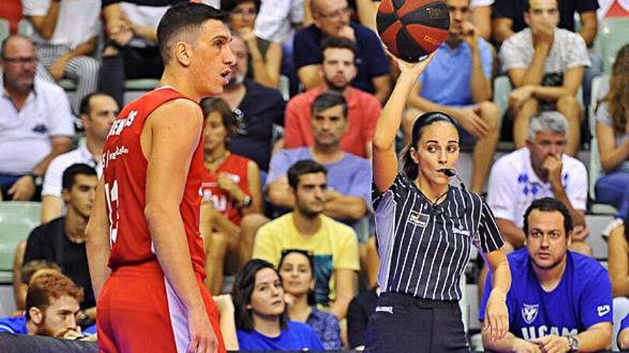 Yasmina Alcaraz esperant per donar la pilota al grec Larentzakis en l&#039;UCAM-Saragossa de dissabte.