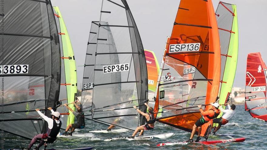 Un centenar de  tablas de Windsurf conquistan el Mar Menor