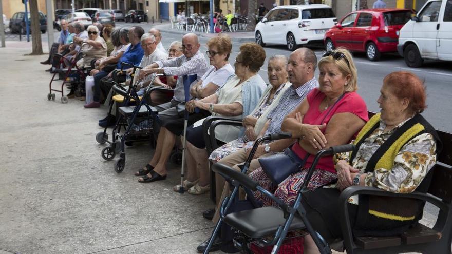 Los mayores de Campoamor se reúnen en la plaza de América al no tener centro social